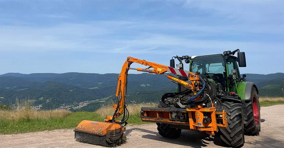Traktor mit Auslegemulcher